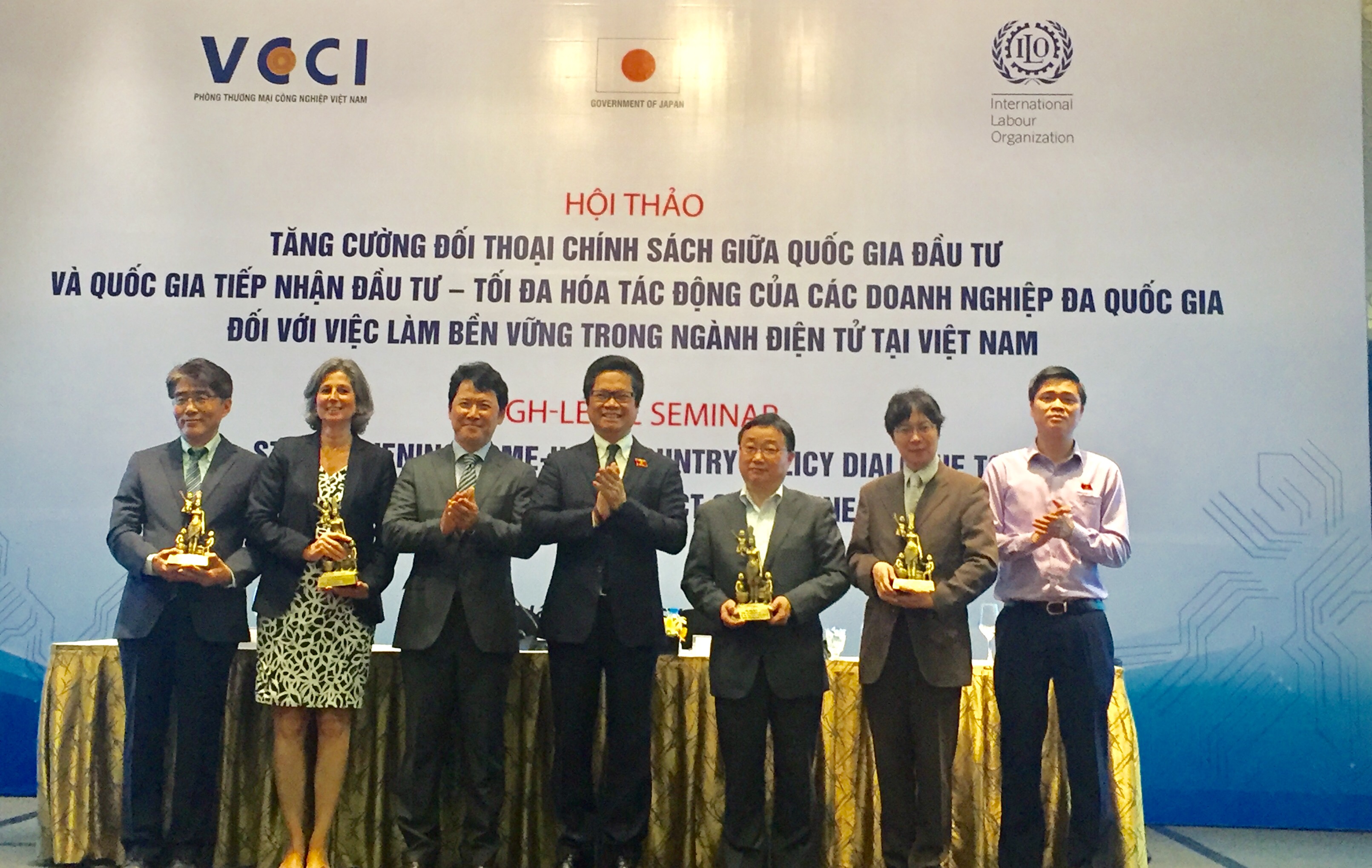 Labor practices have a social responsibility open the direction of sustainable development for businesses in Vietnam